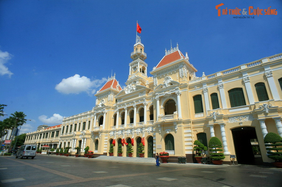  9. Tòa nhà UBND TP HCM. Tọa lạc ở phường Bến Nghé, quận 1, tòa nhà tráng lệ này có tiền thân là Dinh xã Tây, được xây từ năm 1898-1909 theo thiết kế của KTS Femand Gardè. Công trình được lấy hình mẫu từ tòa thị chính ở Paris, phong cách kiến trúc chủ đạo là phong cách Phục Hưng.