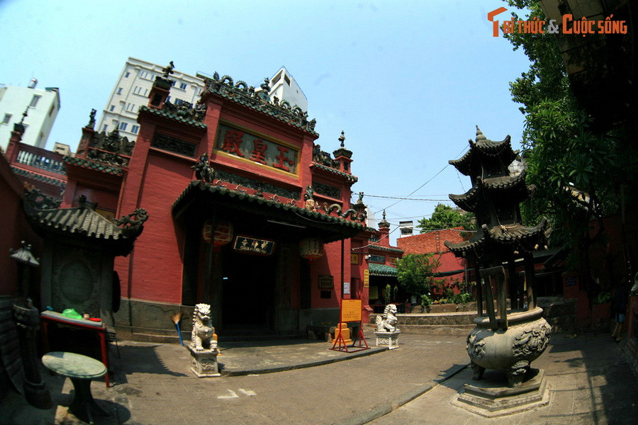  11. Chùa Ngọc Hoàng. Tọa lạc tại số 73 đường Mai Thị Lựu, quận 1, TP HCM, chùa Ngọc Hoàng được xây dựng vào khoảng đầu thế kỷ 20, là một công trình kiến trúc độc đáo của cộng đồng Hoa Kiều Sài Gòn xưa. Chùa đã được Tổng thống Mỹ Barack Obama ghé thăm vào năm 2016.