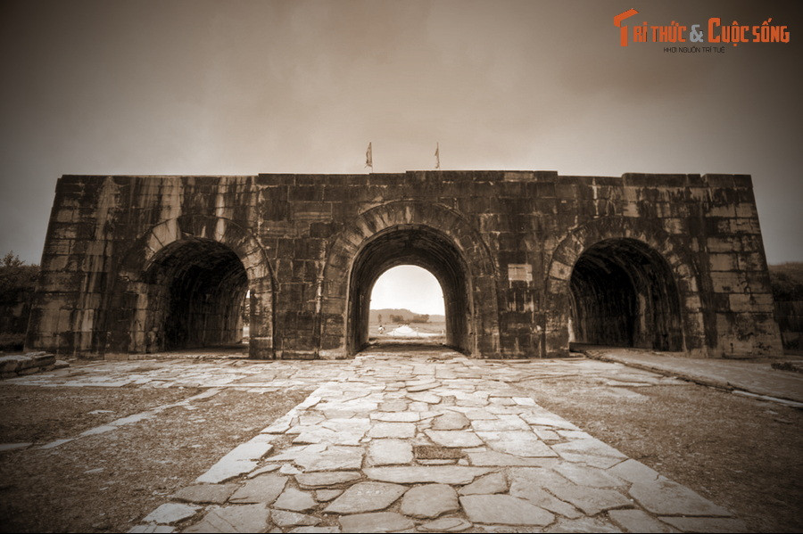 Như vậy, từ những tính toán chiến lược của Hồ Quý Ly, thành An Tôn - ngày nay được biết đến rộng rãi với tên gọi Thành nhà Hồ - một tòa thành bằng đá, kiên cố, đồ sộ có một không hai ở nước ta, đã được xây dựng...