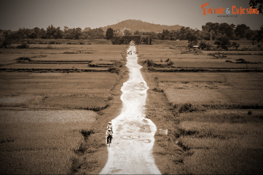 An Tôn - nơi kinh đô mới được xây dựng - là một vùng đất bằng phẳng rộng rãi thuộc trung du lắm sông nhiều núi vây bọc, địa thế hiểm nhưng tiện đường thủy bộ thông thương ra Bắc vào Nam.