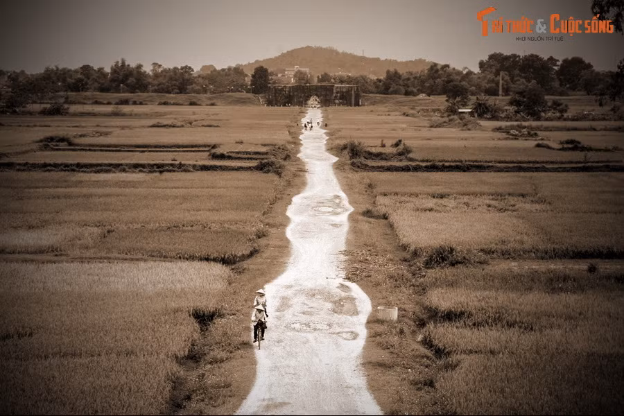 An Tôn - nơi kinh đô mới được xây dựng - là một vùng đất bằng phẳng rộng rãi thuộc trung du lắm sông nhiều núi vây bọc, địa thế hiểm nhưng tiện đường thủy bộ thông thương ra Bắc vào Nam.