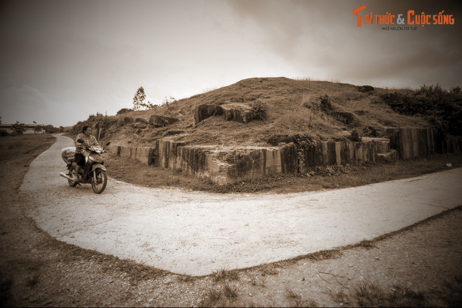 Về phía Nam theo đường núi qua Thường Xuân hoặc Như Xuân đến Quý Châu hoặc Nghĩa Đàn miền tây Nghệ An hoặc theo đường Nông Cống, Như Xuân đến Quỳnh Châu (Tây Quỳnh Lưu) đến miền đồng bằng ven biển Nghệ An.