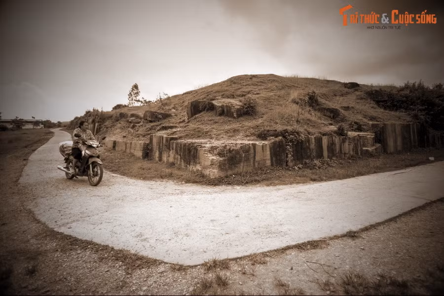 Về phía Nam theo đường núi qua Thường Xuân hoặc Như Xuân đến Quý Châu hoặc Nghĩa Đàn miền tây Nghệ An hoặc theo đường Nông Cống, Như Xuân đến Quỳnh Châu (Tây Quỳnh Lưu) đến miền đồng bằng ven biển Nghệ An.