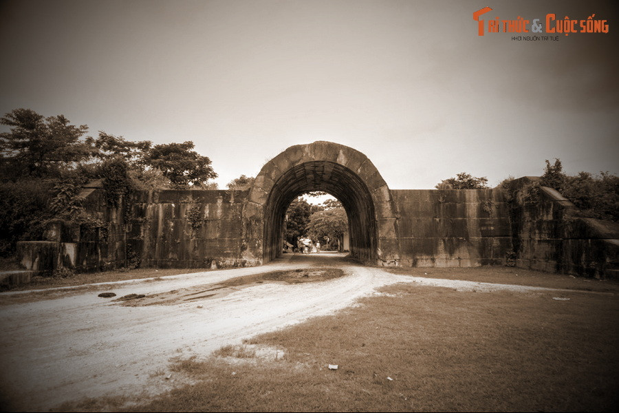 Việc dời đô đã có nhiều quần thần phân tích và can ngăn. Họ cho rằng nơi kinh đô mới tọa lạc quá xa xôi hẻo lánh. Nhưng Hồ Quý Ly vẫn quyết thực hiện ý tưởng của mình bằng mọi giá, vì theo ông, vào cuối thời Trần không còn là thời "trị" mà thực sự bước vào thời "loạn".