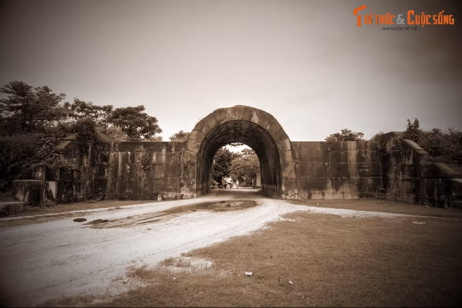 Việc dời đô đã có nhiều quần thần phân tích và can ngăn. Họ cho rằng nơi kinh đô mới tọa lạc quá xa xôi hẻo lánh. Nhưng Hồ Quý Ly vẫn quyết thực hiện ý tưởng của mình bằng mọi giá, vì theo ông, vào cuối thời Trần không còn là thời "trị" mà thực sự bước vào thời "loạn".