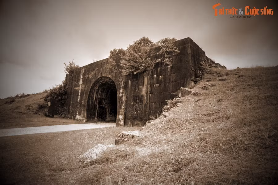 Tòa thành này được xây vào năm 1397 dưới triều Trần, theo chủ trương của Tể tướng Hồ Quý Ly. Thời điểm đó, quyền lực của Hồ Quý Ly đã lấn át vua. Với những toan tính sâu xa, ông quyết định xây kinh đô mới với tên Tây Đô.