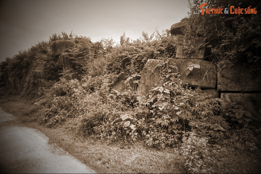 Cái "loạn" thể hiện ở sự bất lực của bộ máy nhà nước quý tộc nhà Trần, ở mâu thuẫn giữa Hồ Quý Ly và vương hầu quý tộc và ở nguy cơ xâm lược của kẻ thù kể cả phía Bắc và phía Nam. Vì vậy, Hồ Quý Ly phải dời đô đến nơi đất hiểm.