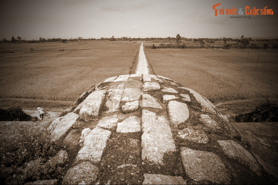 Về đường bộ, có thể theo đường thượng đạo đi Kim Tân (Thạch Thành) - Rịa - Nho Quan để ra Bắc; theo đường Quan Hóa liên lạc với Mai Châu (Hòa Bình), Mộc Châu (Sơn La) ở phía Tây Bắc và Lào ở phía Tây.