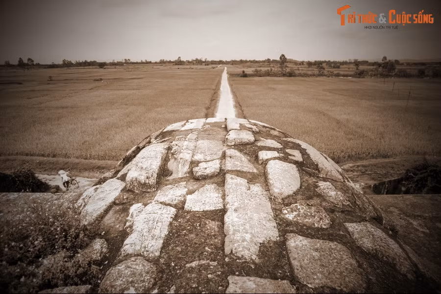 Về đường bộ, có thể theo đường thượng đạo đi Kim Tân (Thạch Thành) - Rịa - Nho Quan để ra Bắc; theo đường Quan Hóa liên lạc với Mai Châu (Hòa Bình), Mộc Châu (Sơn La) ở phía Tây Bắc và Lào ở phía Tây.