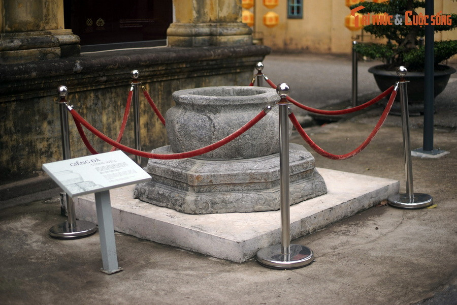 Năm 2017, trong quá trình khai quật khu vực phía Đông điện Kính Thiên ở Di sản thế giới Hoàng thành Thăng Long, các nhà khảo cổ đã tìm thấy một giếng đá cổ tuyệt đẹp.