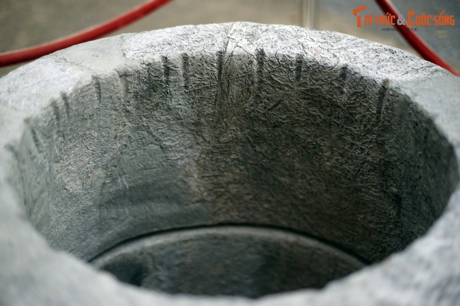 Mép trong giếng còn lưu lại nhiều rãnh mòn khi kéo nước, cho thấy giếng đã được dùng liên tục trong một thời gian rất dài.