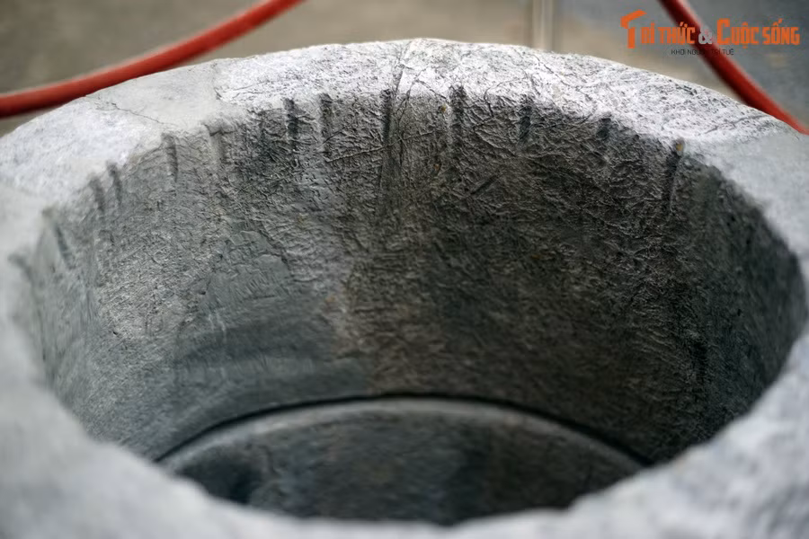 Mép trong giếng còn lưu lại nhiều rãnh mòn khi kéo nước, cho thấy giếng đã được dùng liên tục trong một thời gian rất dài.