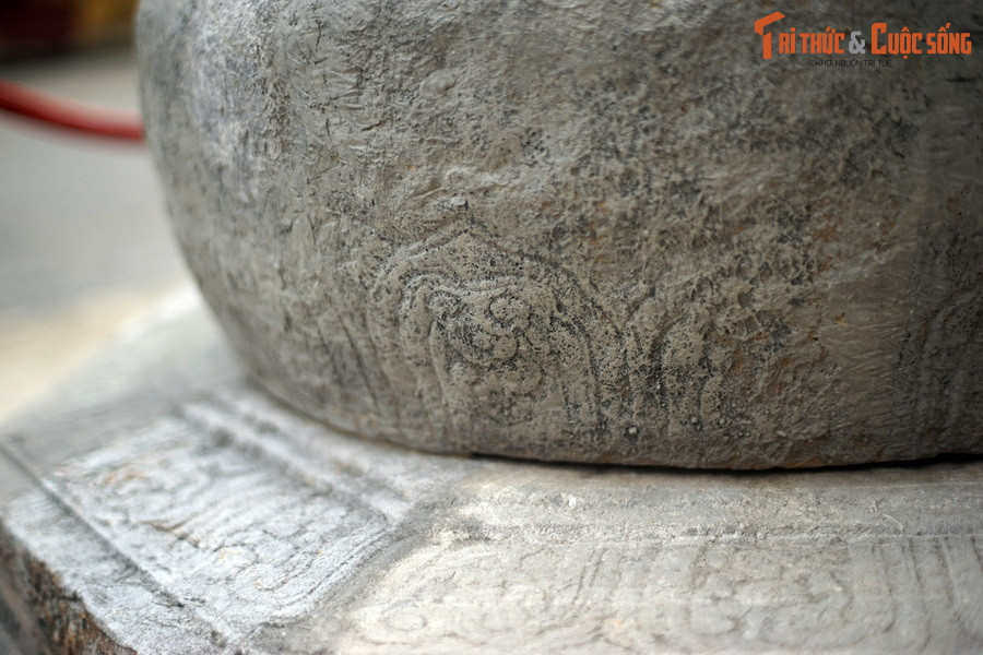 Khi khớp phần cổ và phần đế, có thể thấy tổng thể là một hình bông hoa sen nhiều lớp cánh, hoa sen ở đế là lớp cánh nở khai mãn, lớp cánh ở chân cổ giếng thì như đang ôm lấy phần nhụy của hoa sen.