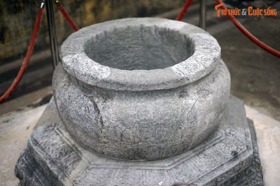 Cách tạo hình giếng này mang hàm ý “nước lấy từ giếng như dòng nước tinh khiết đọng trên những bông hoa sen”. Ý tưởng này thể hiện sự tinh tế đạt đến đỉnh cao trong nghệ thuật chạm khắc giếng đá thời Lê Trung hưng.