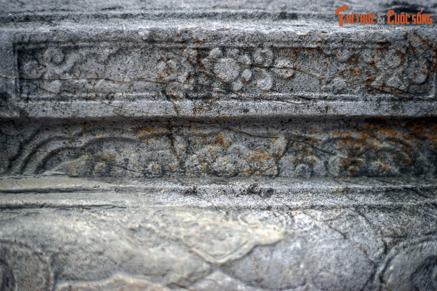 Các họa tiết trang trí trên chiếc giếng cổ này đều là đặc trưng của hoa văn cung đình, hiếm gặp ở những chiếc giếng khác.