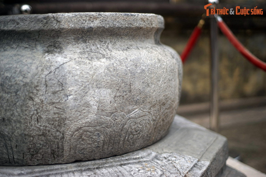 Trong đó, cổ giếng hình tròn, đường kính 68 cm, cao 41, phình ra ở giữa, thắt lại gần miệng. Phần chân của cổ giếng chạm khắc hoa văn cánh sen bao quanh.