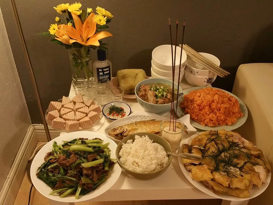 Ngày 23 tháng Chạp, Tết ông Công ông Táo chầu giời rất được coi trọng trong truyền thống người Việt. Những lễ vật dâng lên ông Công ông Táo thường được chuẩn bị cầu kỳ bao gồm cá chép, mũ mão, hoa quả, hương đăng và một mâm cỗ mặn. 