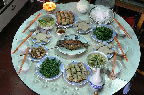 Mâm cỗ mặn cúng ông Táo thường có các món mặn, đĩa xào, bát canh… tùy thuộc vào điều kiện kinh tế của gia chủ. Bạn có thể tham khảo những món sau để chuẩn bị cho mâm cỗ mặn cúng ông Táo ngày 23 tháng Chạp.