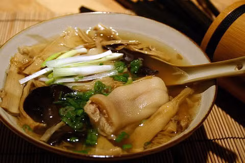 Món canh: Có rất nhiều sự lựa chọn cho món canh như canh măng, canh mọc thả, canh xương sườn, canh bóng… 