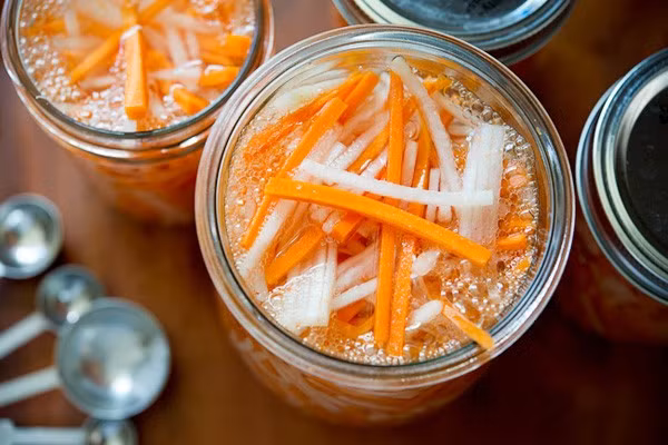 Nộm: Thêm vào một vài món dưa góp, muối chua như hành muối, dưa chuột muối hay dưa giá ngâm giấm… để mâm cỗ thêm đủ vị. 