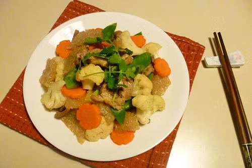 Món xào: Một số món như thịt bò xào cần tỏi tây hay mọc xào rau củ là những gợi ý dễ thực hiện cho đĩa xào trong mâm cỗ. 