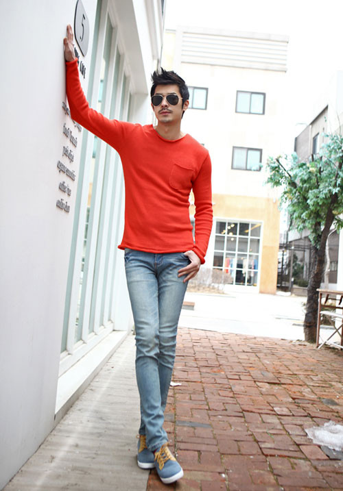 Phong cách thời trang kỳ lạ: Sẽ chẳng có gì kỳ lạ nếu chàng có phong cách và mặc đẹp mỗi khi đi ra đường. Nhưng nếu người yêu của bạn có những sở thích mang xu hướng nữ tính như sơn móng tay hay áo quần quá hở hang, bóng bảy thì bạn nên xem xét lại giới tính thực sự của anh ấy. 