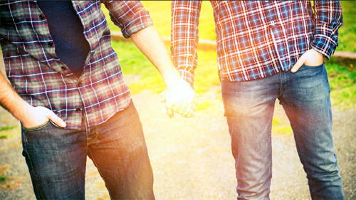 Tuyên bố căm ghét người đồng tính: Nếu anh ta từng nói với bạn rằng, anh ta căm ghét người đồng tính thì đó chỉ là cách để đánh lạc hướng suy nghĩ của bạn mà thôi. Bên cạnh đó, những người này thường lảnh tránh khi bạn vô tình nhắc đến chủ đề người đồng tính. 