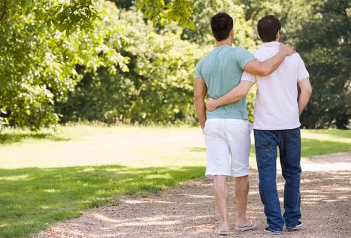 Nếu một chàng trai hẹn hò với bạn đã lâu nhưng chẳng mảy may có ham muốn “đụng chạm” dù là ôm hôn thì bạn nên xem xét các dấu hiệu sau đây để xem có phải mình đang yêu nhầm một người đàn ông đồng tính hay không. 