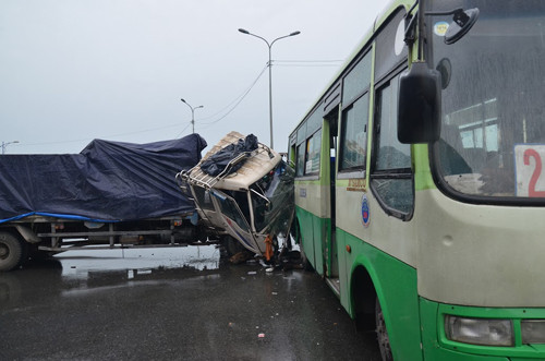 Vụ TNGT nghiêm trọng giữa xe tải và xe buýt xảy ra chiều 30/5 tại nút giao vòng xoay Mỹ Thuỷ.