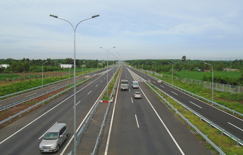 Sau gần 30 tháng đưa vào khai thác kể từ khi thông xe kỹ thuật 20km đầu tiên (ngày 2/1/2014), tính đến ngày 2/6/2016, tuyến cao tốc HLD đã phục vụ 20 triệu lượt phương tiện an toàn và thông suốt.