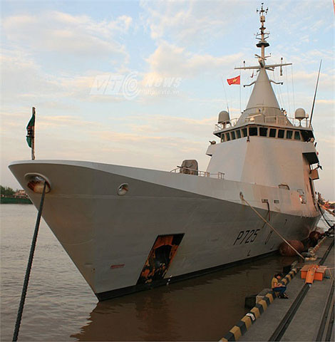 Cách đây vài năm tàu hộ vệ lớp Gowind của Hải quân Cộng hòa Pháp đã có chuyến thăm cảng Hải Phòng, Việt Nam. Đấy là lần thăm đầu tiên của lớp Gowind tới Việt Nam kể từ khi được đưa vào sử dụng. Thời điểm đó, có những ý kiến cho rằng phía Pháp đưa Gowind tới thăm đồng thời là chào bán mẫu tàu hiện đại này.