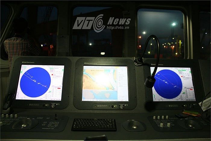Tàu hộ vệ Gowind có khả năng chống ngầm khá mạnh với việc trang bị hệ thống sonar dưới thân Kingklip, hệ thống sonar đo mọi độ sâu Captass. Ảnh: Hệ thống hiển thị thông tin radar trên cabin Gowind.