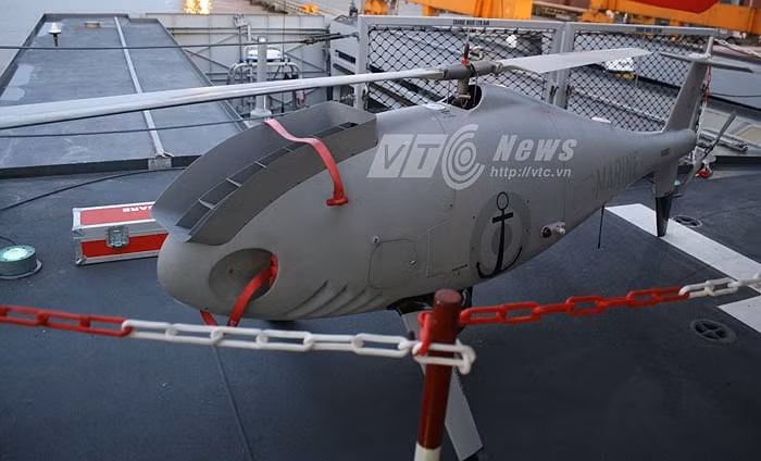 Đuôi tàu có sàn đáp và nhà chứa cho một trực thăng trọng lượng 5 tấn, sàn đáp này có khả năng tiếp nhận trực thăng có tải trọng khoảng 10 tấn. Gowind có các hệ thống hỗ trợ cho phép trực thăng không người lái hoạt động tốt.