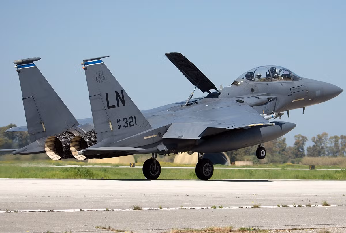 F-15E Strike Eagle được coi là thế hệ 2 của dòng tiêm kích hạng nặng F-15 Eagle với những thay đổi mạnh mẽ về khung thân, tác chiến đa nhiệm không đối không và tấn công mặt đất. Radar AN/APG-70 trên F-15E có phép đội bay phát hiện các mục tiêu mặt đất từ khoảng cách xa. Một đặc điểm của hệ thống này là: sau khi quét 1 mục tiêu dưới đất, đội bay bắt chết bản đồ mặt đất rồi chuyển qua chế độ đối không để dò các nguy cơ trên không. Trong khi khai hỏa vũ khí đối không, phi công có thể phát hiện, ngắm và tiêu diệt mục tiêu trên không trong khi sĩ quan WSO xác định mục tiêu mặt đất.