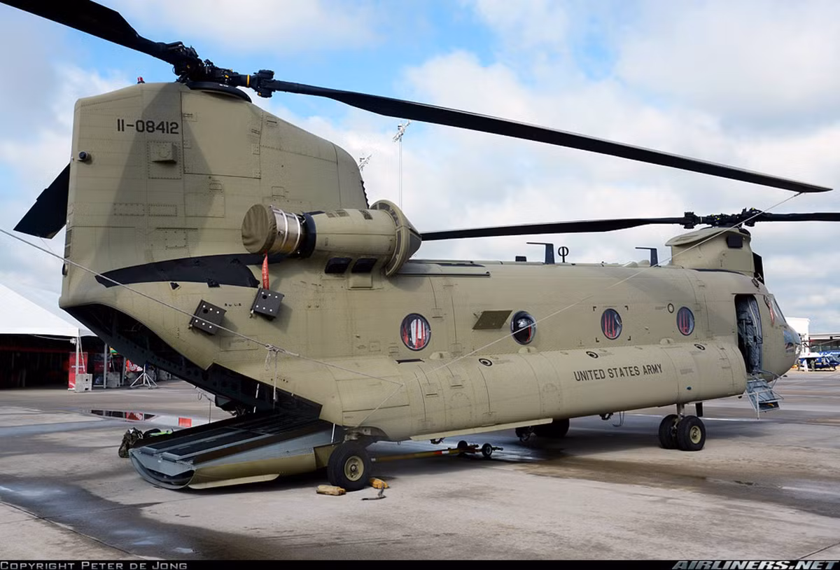 CH-47 là loại trực thăng vận tải hạng nặng được thiết kế cho nhu cầu không vận binh sĩ, vũ khí hạng nặng, hàng hóa hậu cần cho chiến trường. Hiện phiên bản hiện đại nhất là mẫu CH-47F ra mắt năm 2001, bay lần đầu năm 2006, nâng cấp đáng kể về hệ thống động cơ và hệ thống điện tử hàng không.