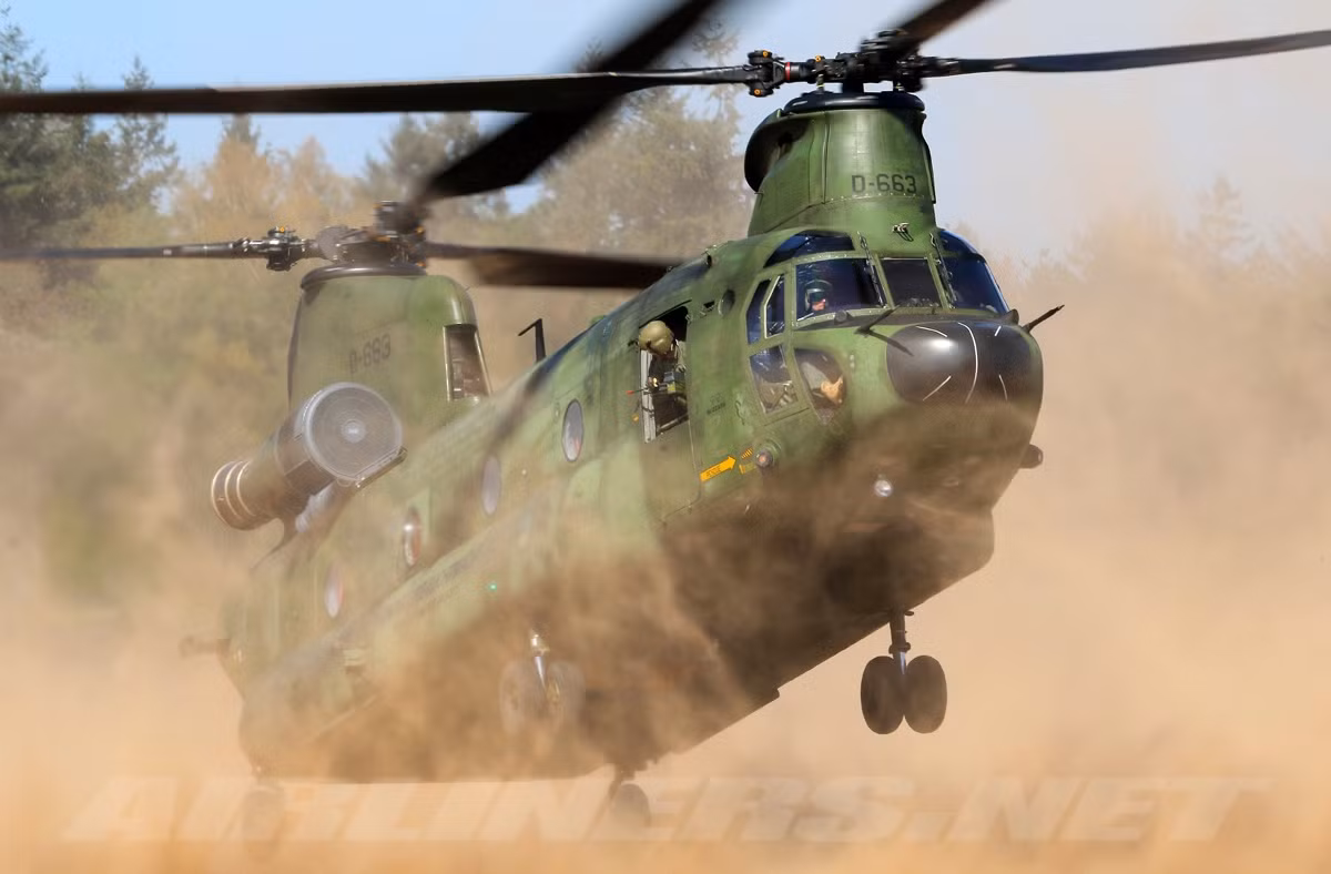 CH-47 được thiết kế với sơ đồ cánh quạt nâng không đồng trục quay ngược chiều nhau. Máy bay được trang bị hai động cơ tuốc bin trục Lycoming T55-GA-714A cung cấp tốc độ bay tối đa 315km/h, bay hành trình 184km/h, bán kính chiến đấu 370km, tầm bay tối đa 2.200km, trần bay 6,1km. Máy bay có thể chở 33-55 lính hoặc 12,7 tấn hàng hóa.