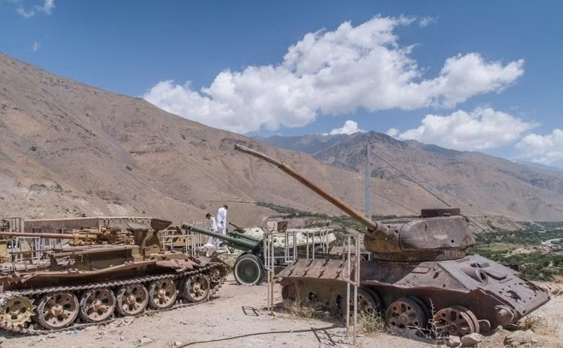 Ngày nay trên khắp đất nước Afghanistan có khá nhiều vũ khí Quân đội Liên Xô còn nằm lại dù 20-30 năm đã trôi qua kể từ sau khi Liên Xô rút quân khỏi quốc gia chiến tranh này - năm 1989 - sau 10 năm chiến đấu liên tục, giúp đỡ chính quyền Cộng hòa Dân chủ Afghanistan. Một trong những nơi ghi dấu đậm nét nhất chính là thung lũng Panjshir.