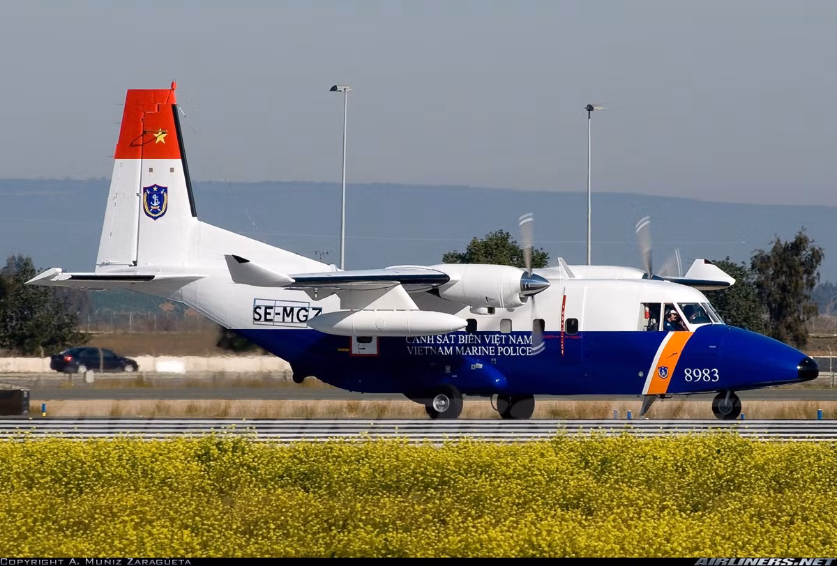 Phiên bản CASA 212-400 cũng có khả năng tác chiến chống tàu ngầm khi cần với hai điểm treo trên cánh cho phép mang 500kg vũ khí gồm: hai ngư lôi hạng nhẹ 324mm Stingray hoặc Mk.46 hoặc A244S; hoặc tối đa hai cụm phóng rocket 70-80mm hoặc hai súng máy.