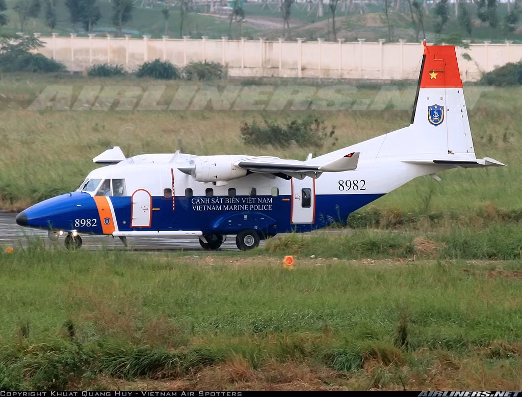 Máy bay CASA 212-400 còn có khả năng cất hạ cánh ở cự ly ngắn cho phép hoạt động tốt trên sân bay dã chiến và sân bay ngắn hẹp.