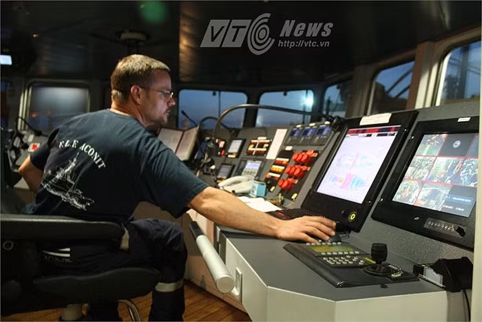 Cận cảnh buồng lái cực kỳ tiện nghi với dày đặc các màn hình màu sắt nét, hiển thị thông số kỹ thuật hàng hải của tàu Gowind khi đang ở thăm Hải Phòng.