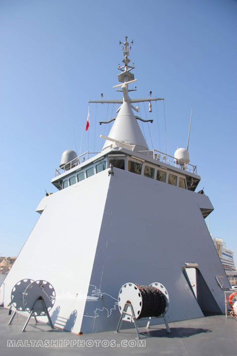 Gowind thiết kế thủy động lực học khá độc đáo với khả năng tàng hình cao, tàu có cấu trúc thượng tầng khá lạ mắt với cấu trúc hình kim tự tháp, buồng chỉ huy được thiết kế dạng tam giác có phần mũi nhọn hướng về phía trước chứ không bằng phẳng như các tàu khác.Thiết kế này được đánh giá có khả năng làm tán xạ sóng radar rất cao, điều này giúp tàu có tính năng tàng hình ưu việt hơn những tàu khác.