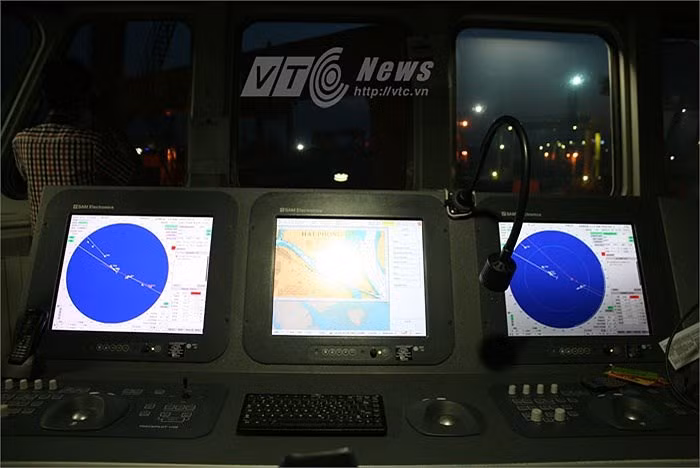 Tàu hộ vệ Gowind có khả năng chống ngầm khá mạnh với việc trang bị hệ thống sonar dưới thân Kingklip, hệ thống sonar đo mọi độ sâu Captass. Ảnh: Hệ thống hiển thị thông tin radar trên cabin Gowind.