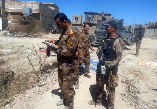 Nhiều nhóm binh sĩ theo kèm bảo vệ.