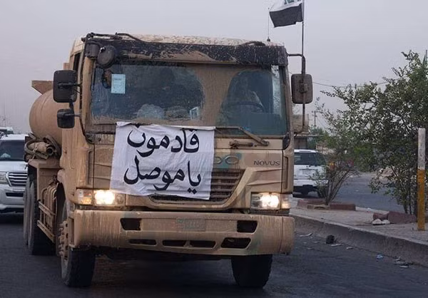 Trong ảnh, xe tiếp nhiên liệu cho xe tăng cắm cờ Cộng hòa Iraq.