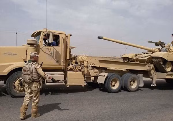 Các hình ảnh cho thấy, sư đoàn thiết giáp này được trang bị cả xe tăng T-55 và T-72.