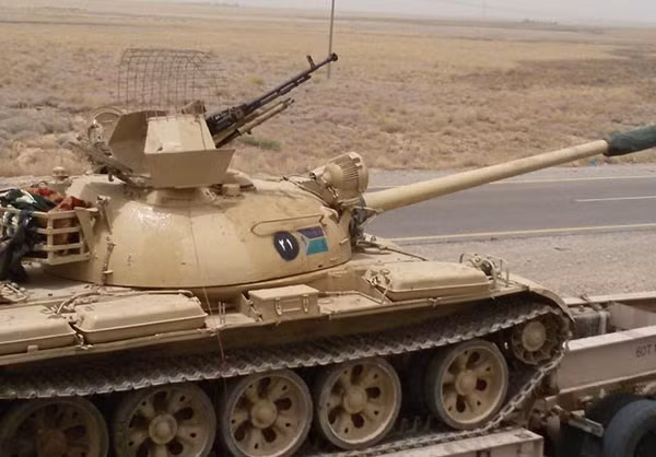 Lực lượng xe tăng của Sư đoàn thiết giáp không rõ phiên hiệu của Quân đội Iraq được hãng thông tấn Fars ghi lại cho thấy đang hành quân trên tuyến đường cao tốc tiến về phía Nam Mosul, chuẩn bị cho chiến dịch giải phóng Fallujah.