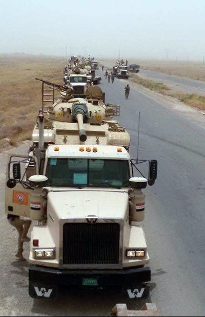 Các xe tăng không tự di chuyển mà nằm trên xe đầu kéo.