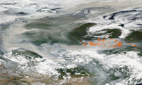 Gió mùa Đông Nam đã đẩy khói sâu về phía cực Bắc, gây ra khung cảnh rợn người khi nhìn từ vệ tinh.
