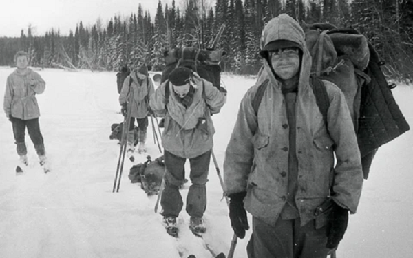 9 người đi bộ đường dài được phát hiện tử vong ở Nga với làn da nhuộm màu cam và quần áo nhiễm phóng xạ ở Dyatlov Pass vào năm 1959. Thi thể các nạn nhân có tổn thương bên trong, nhưng da không bị rách, thủng.
