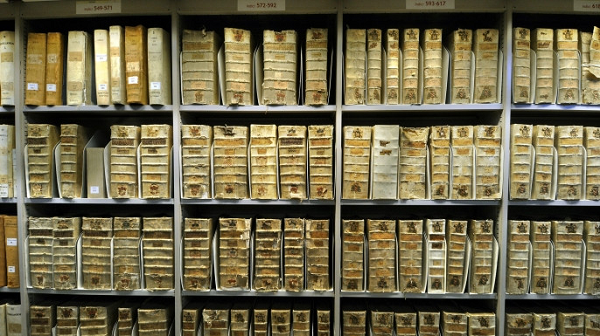 Có một giả thuyết khá phổ biến nói về mối quan hệ của Vatican với Đức Quốc xã trong Thế chiến II. Âm mưu của giáo hội và Hitler được đặt ra thu hút sự đồng thuận của nhiều người, và hầu hết tài liệu liên quan đến chiến tranh vẫn bị cấm, không được công khai sau 75 năm kể từ khi được đưa vào kho lưu trữ.